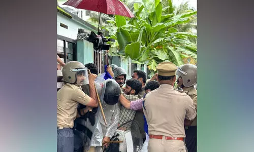 പ്ലസ് വൺ സീറ്റ്‌ പ്രതിസന്ധി; ഫ്രറ്റേണിറ്റി മൂവ്മെന്റ് ആർ.ഡി.ഡി ഓഫിസ് ഉപരോധിച്ചു