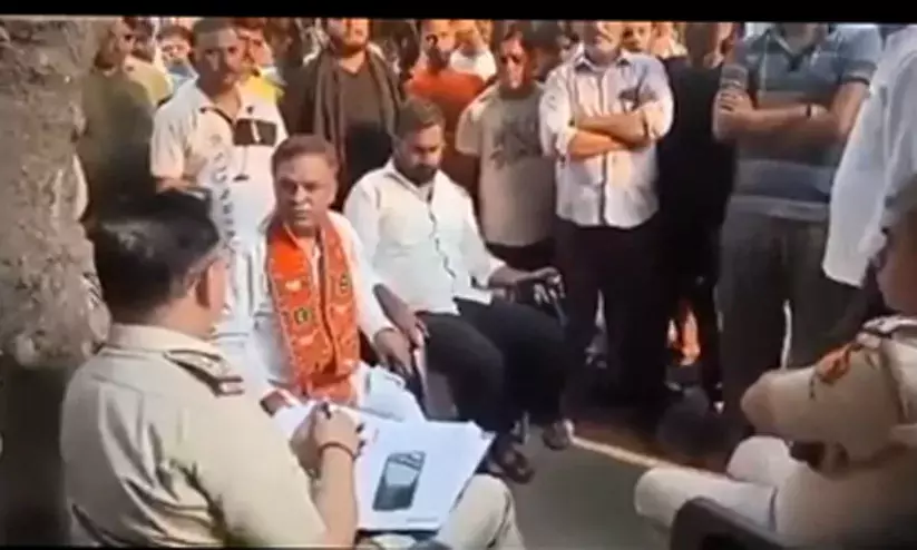 ക്ഷേത്ര പരിസരത്ത് പശുമാംസം കണ്ടെന്ന്; 48 മണിക്കൂറിനുള്ളിൽ നടപടിയില്ലെങ്കിൽ പ്രദേശത്തെ മുസ്ലിംകളെ തീർക്കുമെന്ന് പ്രാദേശിക ബി.ജെ.പി നേതാവ് ക്ഷേത്ര പരിസരത്ത് പശുമാംസം കണ്ടെന്ന്; 48 മണിക്കൂറിനുള്ളിൽ നടപടിയില്ലെങ്കിൽ പ്രദേശത്തെ മുസ്ലിംകളെ തീർക്കുമെന്ന് പ്രാദേശിക ബി.ജെ.പി നേതാവ്