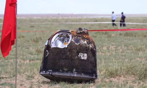 ചൈനയുടെ ഷാങ്ങെ-6 ചന്ദ്രന്റെ മറുപാതിയിൽ നിന്നുള്ള കല്ലും മണ്ണും ശേഖരിച്ച് ഭൂമിയിലെത്തിച്ചു ചൈനയുടെ ഷാങ്ങെ-6 ചന്ദ്രന്റെ മറുപാതിയിൽ നിന്നുള്ള കല്ലും മണ്ണും ശേഖരിച്ച് ഭൂമിയിലെത്തിച്ചു