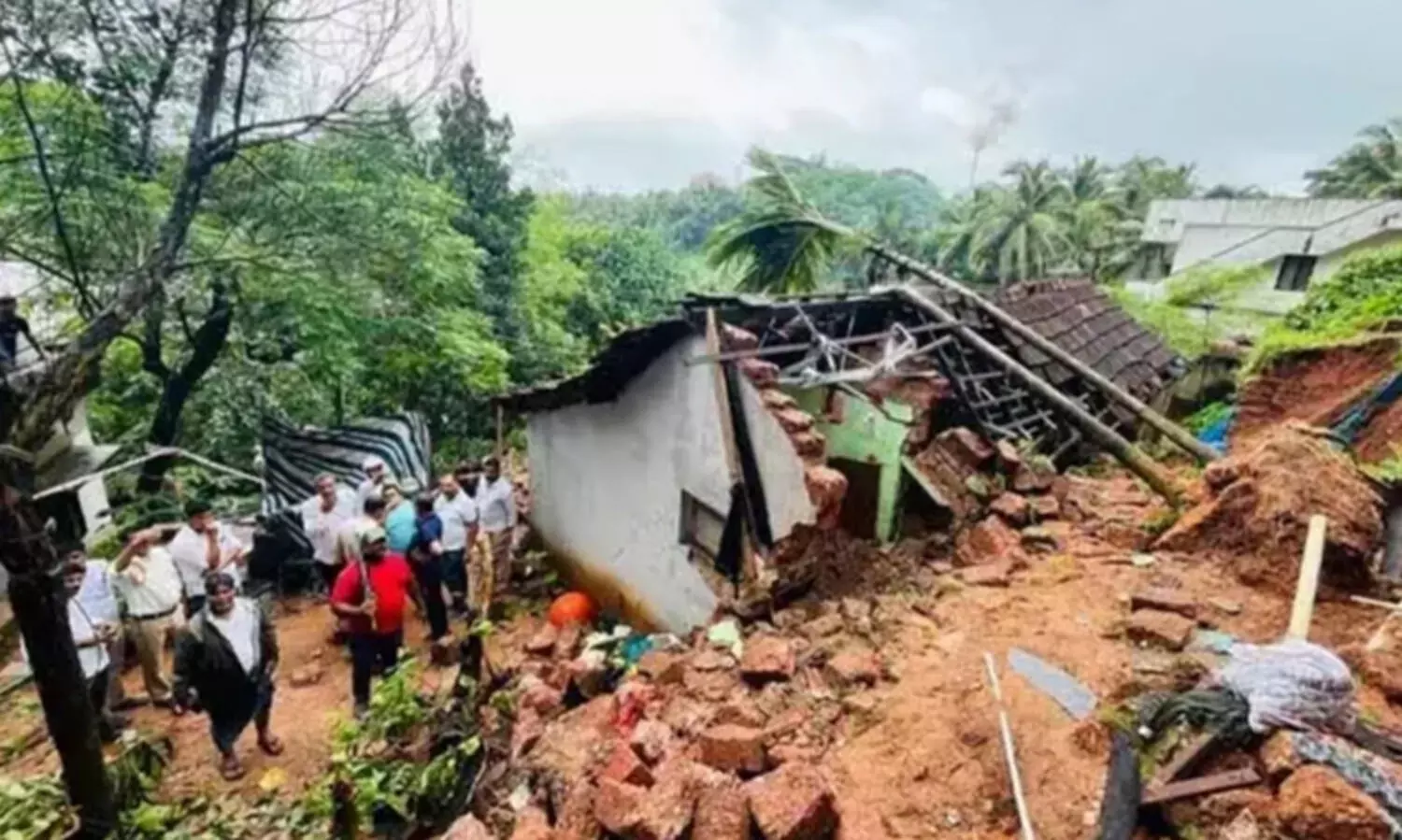 വീടിനു മുകളിലേക്ക് മതിലിടിഞ്ഞ് വീണ് നാലംഗ കുടുംബത്തിന് ദാരുണാന്ത്യം
