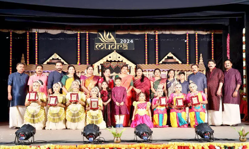 വിദ്യാർഥിനികളുടെ നൃത്ത അരങ്ങേറ്റം വിദ്യാർഥിനികളുടെ നൃത്ത അരങ്ങേറ്റം