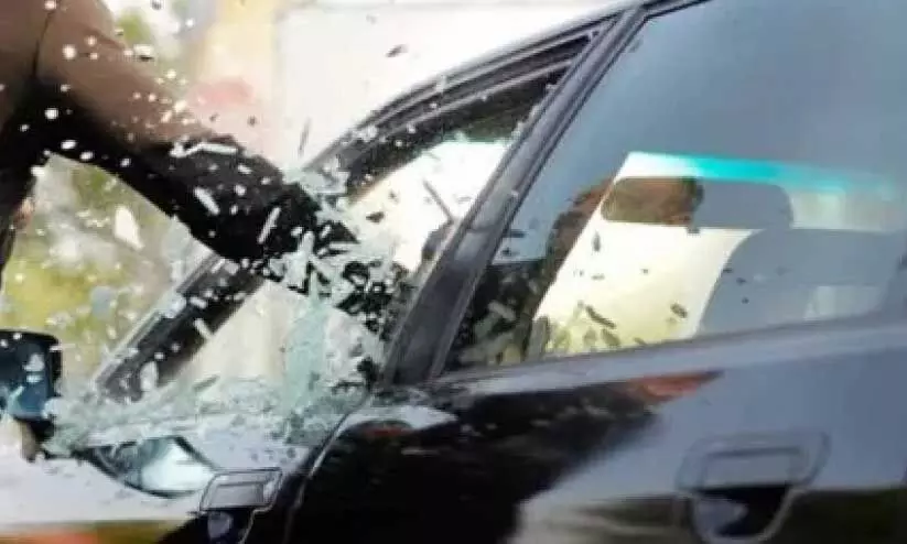 കാ​റി​ന്റെ ചി​ല്ല് ത​ക​ർ​ത്ത് 800 ദീ​നാ​ർ മോ​ഷ്ടി​ച്ചു