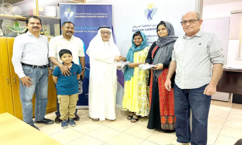 കാ​ൻ​സ​ർ രോ​ഗി​ക​ൾ​ക്ക് മു​ടി ദാ​നം ന​ൽ​കി ഉ​മ്മ​യും മ​ക​ളും