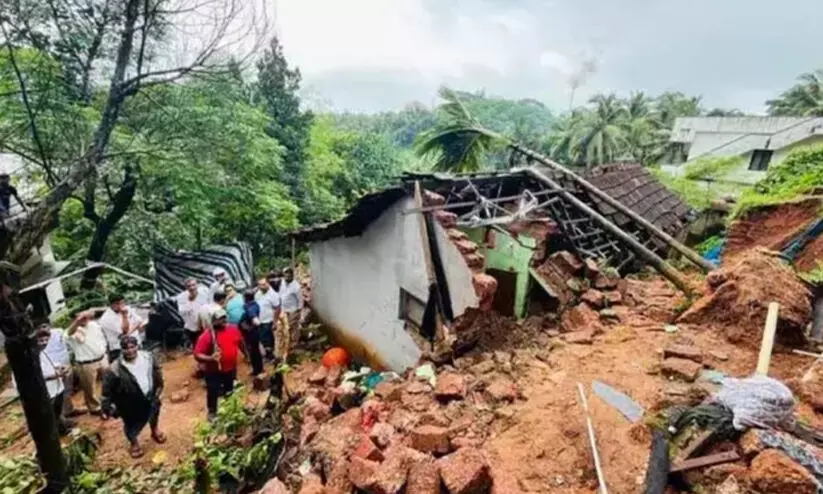 വീടിനു മുകളിലേക്ക് മതിലിടിഞ്ഞ് വീണ് നാലംഗ കുടുംബത്തിന് ദാരുണാന്ത്യം