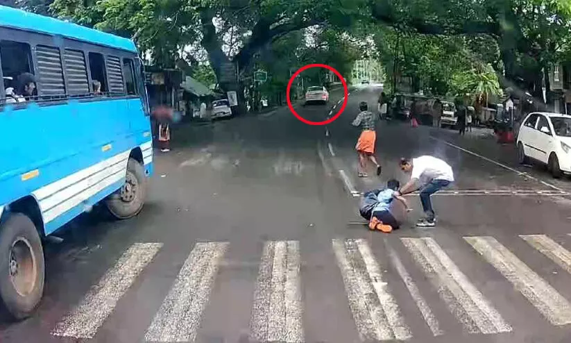 സീബ്രാ ലൈനിലൂടെ റോഡ് മുറിച്ച് കടന്ന വിദ്യാർഥിയെ കാറിടിച്ച് തെറിപ്പിച്ചു; നിർത്താതെ പോയ കാർ പിടികൂടി