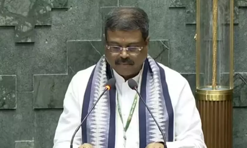 ലോ​ക്സ​ഭ​യി​ൽ നീറ്റിന്റെ ചൂടറിഞ്ഞ് ധർമേന്ദ്ര പ്രധാൻ