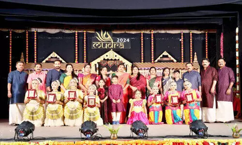 വി​ദ്യാ​ർ​ഥി​നി​ക​ളു​ടെ നൃ​ത്ത അ​ര​ങ്ങേ​റ്റം