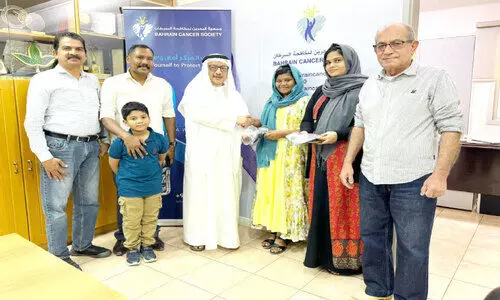 കാ​ൻ​സ​ർ രോ​ഗി​ക​ൾ​ക്ക് മു​ടി ദാ​നം ന​ൽ​കി ഉ​മ്മ​യും മ​ക​ളും