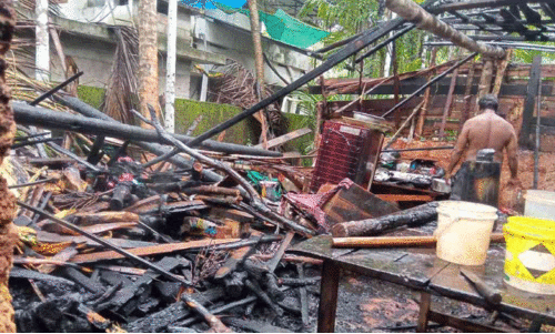 കത്തിനശിച്ച വീട്