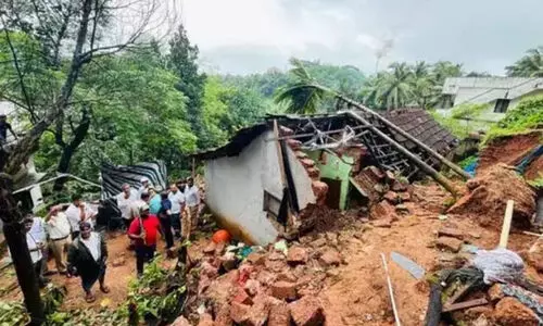 വീടിനു മുകളിലേക്ക് മതിലിടിഞ്ഞ് വീണ് നാലംഗ കുടുംബത്തിന് ദാരുണാന്ത്യം