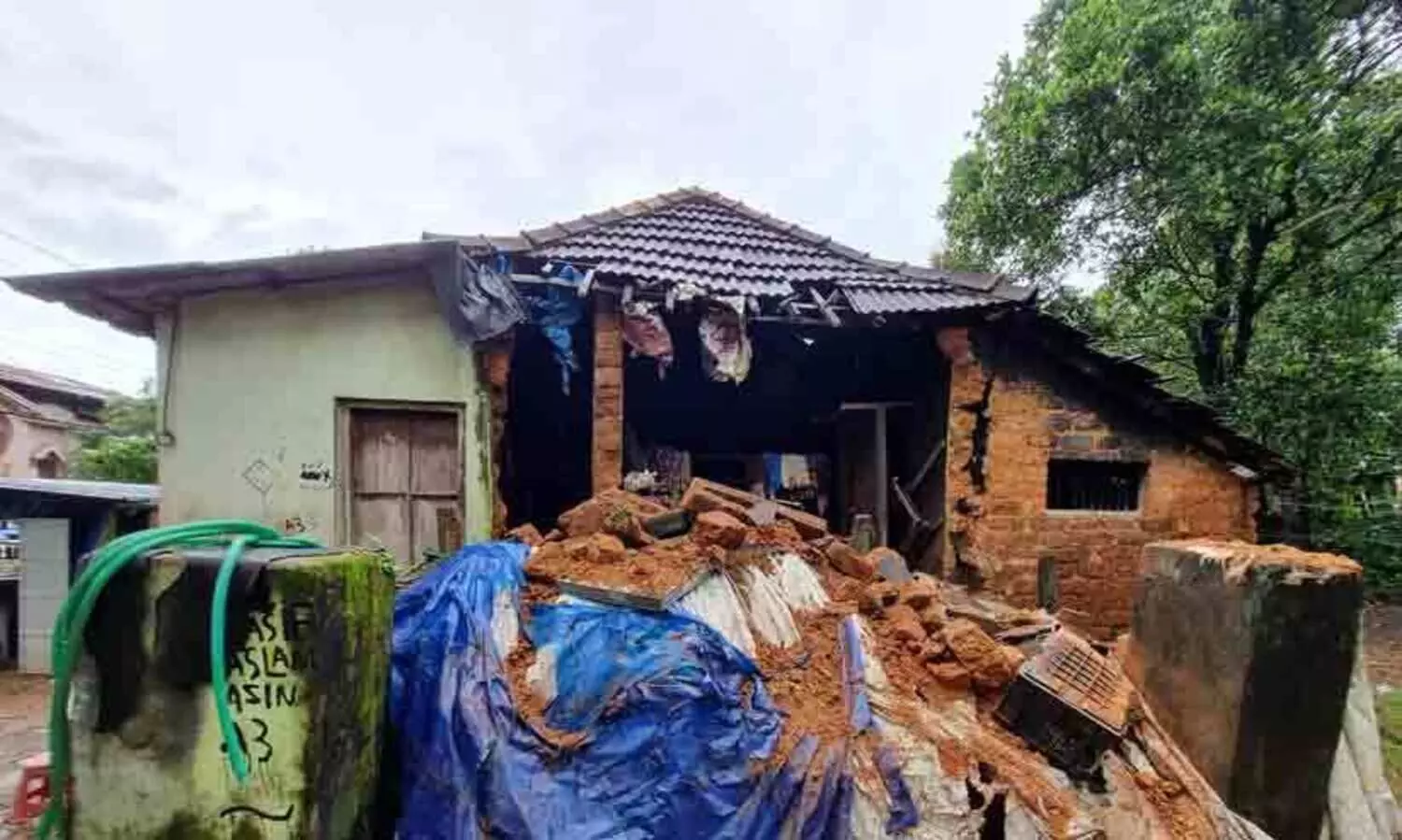 ശക്തമായ മഴ: പന്തളത്ത് വീട് തകർന്നു; വയോധികയും മകനും രക്ഷ​പ്പെട്ടു