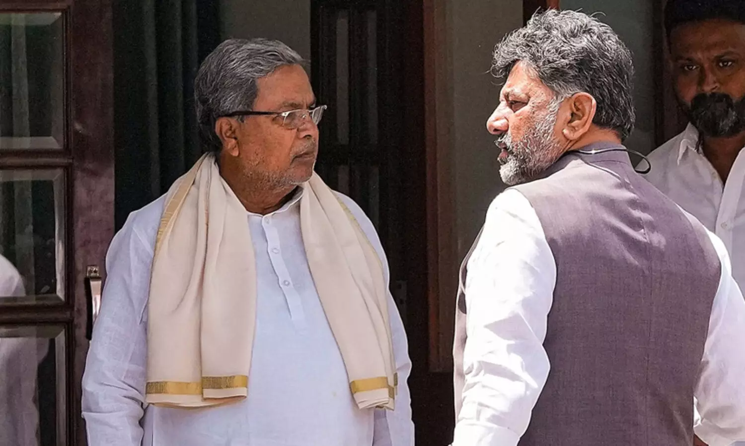 മാറി നിൽക്കു, ശിവകുമാർ മുഖ്യമന്ത്രിയാകട്ടെ; വേദിയിലിരിക്കുന്ന സിദ്ധരാമയ്യയോട് വൊക്കലിഗ മഠാധിപതി