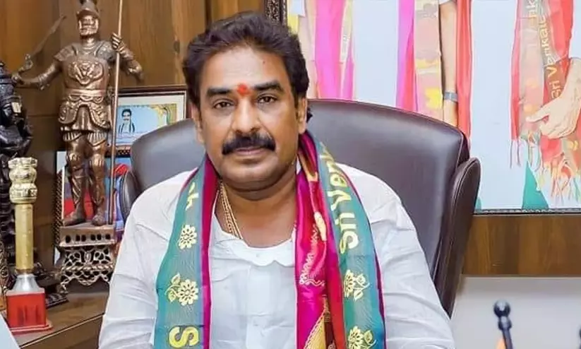 തെരഞ്ഞെടുപ്പിനിടെ വോട്ടിങ് യന്ത്രം തകർത്ത മുൻ എം.എൽ.എ ഒടുവിൽ അറസ്റ്റിൽ തെരഞ്ഞെടുപ്പിനിടെ വോട്ടിങ് യന്ത്രം തകർത്ത മുൻ എം.എൽ.എ ഒടുവിൽ അറസ്റ്റിൽ