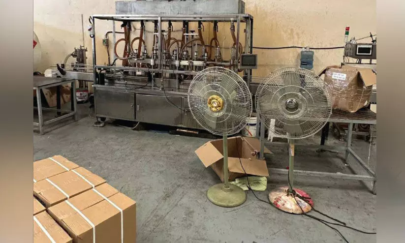 വ്യാജ എൻജിൻ ഓയിൽ നിർമാണം: അജ്മാനിൽ ഒരാൾ പിടിയിൽ വ്യാജ എൻജിൻ ഓയിൽ നിർമാണം: അജ്മാനിൽ ഒരാൾ പിടിയിൽ