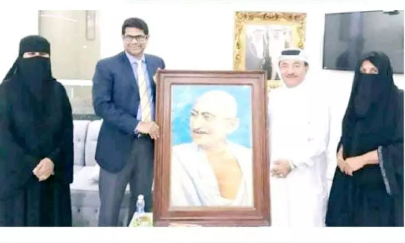 മഹാത്മാ ഗാന്ധിയുടെ ചിത്രം ഇന്ത്യൻ അംബാസഡർക്ക് കൈമാറി ബഹ്റൈൻ പാർലമെന്റ് അംഗം മഹാത്മാ ഗാന്ധിയുടെ ചിത്രം ഇന്ത്യൻ അംബാസഡർക്ക് കൈമാറി ബഹ്റൈൻ പാർലമെന്റ് അംഗം
