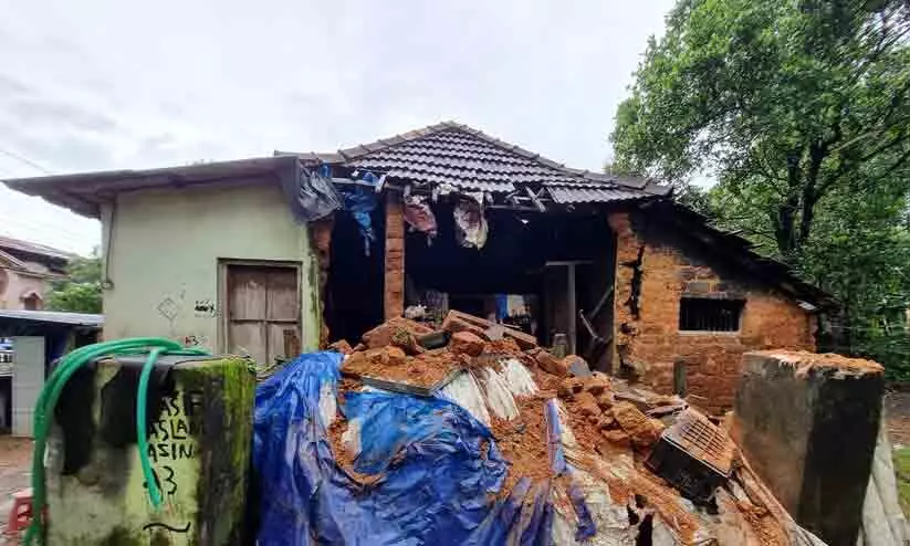 ശക്തമായ മഴ: പന്തളത്ത് വീട് തകർന്നു; വയോധികയും മകനും രക്ഷ​പ്പെട്ടു
