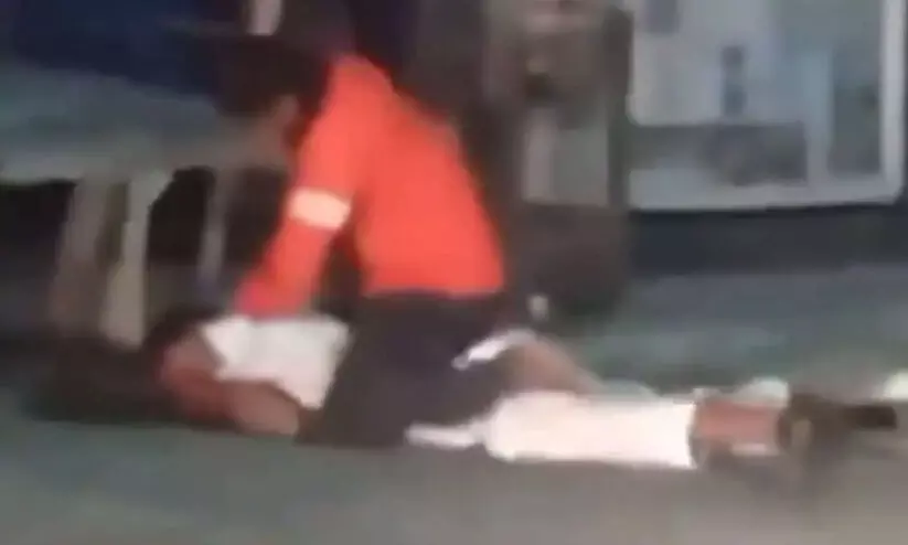 പണം നൽകുന്നതിനെച്ചൊല്ലി തർക്കം; യുവാവിന്റെ കഴുത്തറുത്ത് തെരുവ് കച്ചവടക്കാരൻ പണം നൽകുന്നതിനെച്ചൊല്ലി തർക്കം; യുവാവിന്റെ കഴുത്തറുത്ത് തെരുവ് കച്ചവടക്കാരൻ