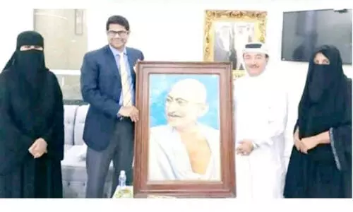 മ​ഹാ​ത്മാ ഗാ​ന്ധി​യു​ടെ ചി​ത്രം ഇ​ന്ത്യ​ൻ അം​ബാ​സ​ഡ​ർ​ക്ക്​ കൈ​മാ​റി ബ​ഹ്റൈ​ൻ പാ​ർ​ല​മെ​ന്‍റ്​ അം​ഗം