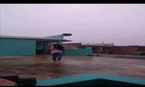 മഴയത്ത് ഇൻസ്റ്റഗ്രാം റീൽസ്; ഇടിമിന്നലിൽ നിന്ന് തലനാരിഴക്ക് രക്ഷപ്പെട്ട് പെൺകുട്ടി -വിഡിയോ