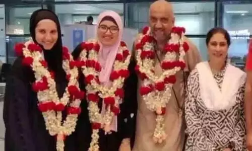 ഹാരമണിയിച്ചു....പൂക്കൾ നൽകി; ഹജ്ജ് കഴിഞ്ഞെത്തിയ സാനിയ മിർസക്ക് ജന്മനാട്ടിൽ ഊഷ്മള വരവേൽപ്