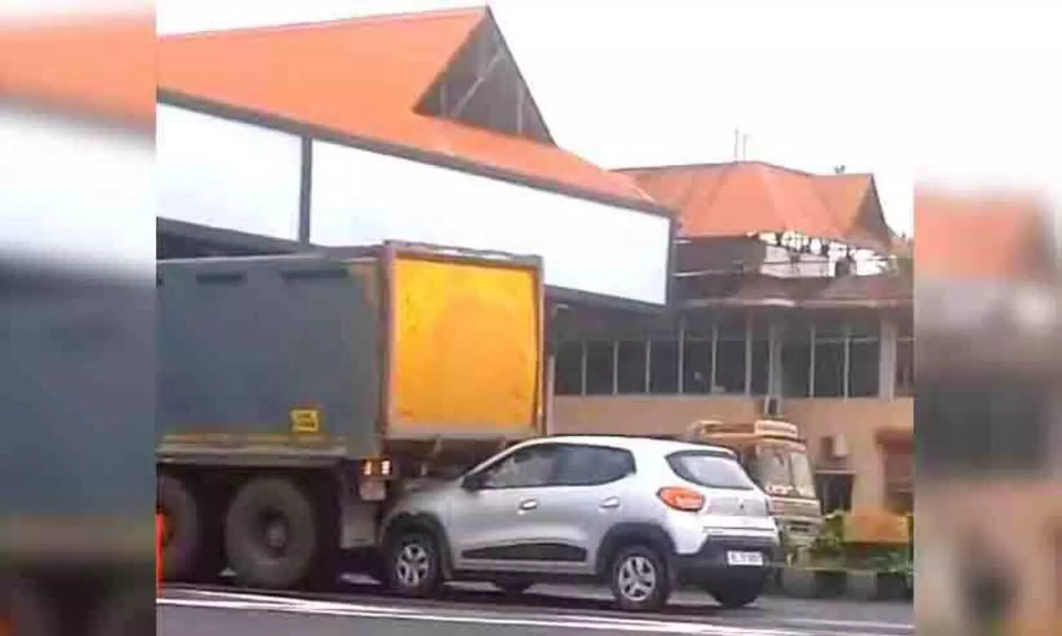 പാലിയേക്കര ടോള്‍പ്ലാസയില്‍ അലക്ഷ്യമായി പിറകോട്ടെടുത്ത ടോറസ് കാറിൽ ഇടിച്ചുകയറി