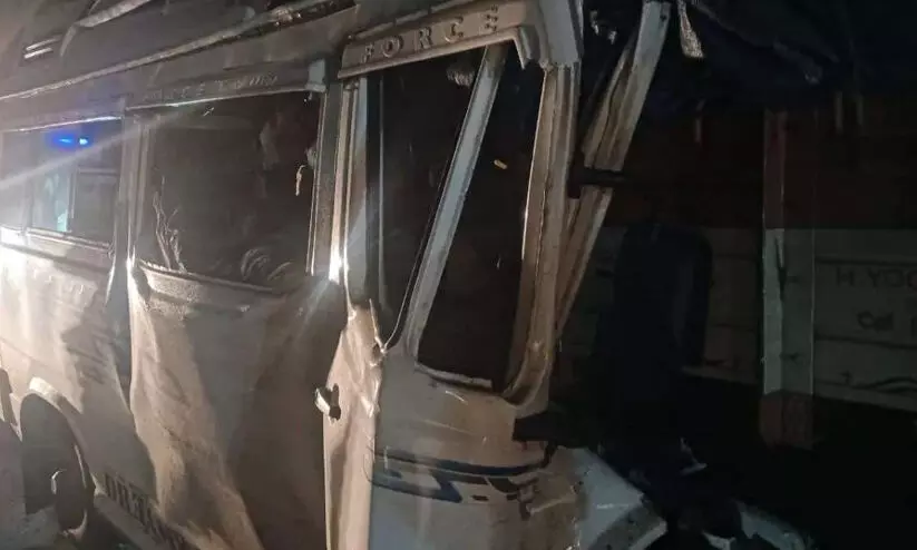 കർണാടകയിൽ ട്രാവലറും മിനി ലോറിയും കൂട്ടിയിടിച്ച് 13 പേർ മരിച്ചു