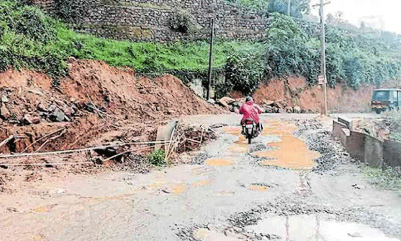 ത​ക​ർ​ന്ന ചി​ന്ന​ക്ക​നാ​ൽ റോ​ഡ്