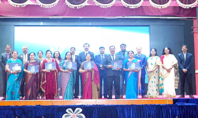 ഇന്ത്യൻ സ്കൂൾ അധ്യാപകരുടെ സേവനമികവിന് ആദരം ഇന്ത്യൻ സ്കൂൾ അധ്യാപകരുടെ സേവനമികവിന് ആദരം