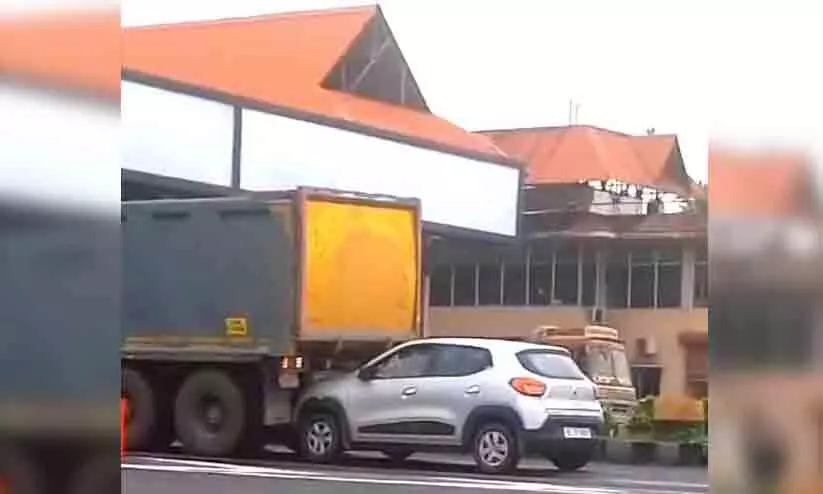 പാലിയേക്കര ടോള്‍പ്ലാസയില്‍ അലക്ഷ്യമായി പിറകോട്ടെടുത്ത ടോറസ് കാറിൽ ഇടിച്ചുകയറി