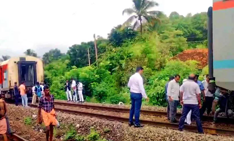 The bogie of the train was separated The bogie of the train was separated
