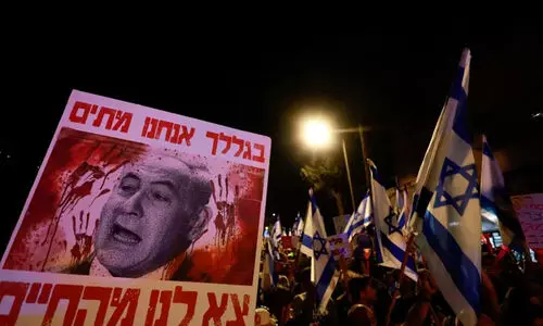 ഇസ്രായേലിൽ സർക്കാർ മാറുന്നത് വരെ ഒരടി പിന്നോട്ടില്ല; നെതന്യാഹുവിന്റെ വസതിക്ക് മുന്നിൽ പ്രതിഷേധം തുടരുന്നു