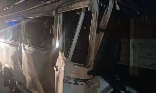 കർണാടകയിൽ ട്രാവലറും മിനി ലോറിയും കൂട്ടിയിടിച്ച് 13 പേർ മരിച്ചു