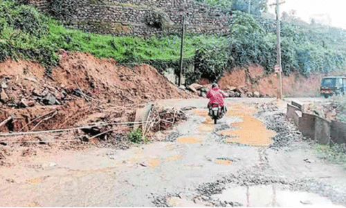 ത​ക​ർ​ന്ന ചി​ന്ന​ക്ക​നാ​ൽ റോ​ഡ്