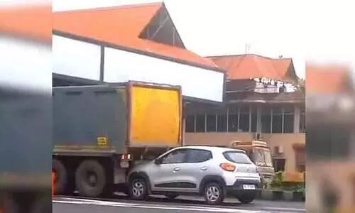 പാലിയേക്കര ടോള്‍പ്ലാസയില്‍ അലക്ഷ്യമായി പിറകോട്ടെടുത്ത ടോറസ് കാറിൽ ഇടിച്ചുകയറി