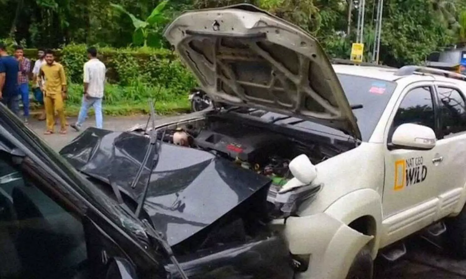 ഇ-ബുൾജെറ്റ് വ്ലോഗർമാർ സഞ്ചരിച്ച വാഹനം കാറുമായി കൂട്ടിയിടിച്ച് മൂന്ന് പേർക്ക് പരിക്ക്