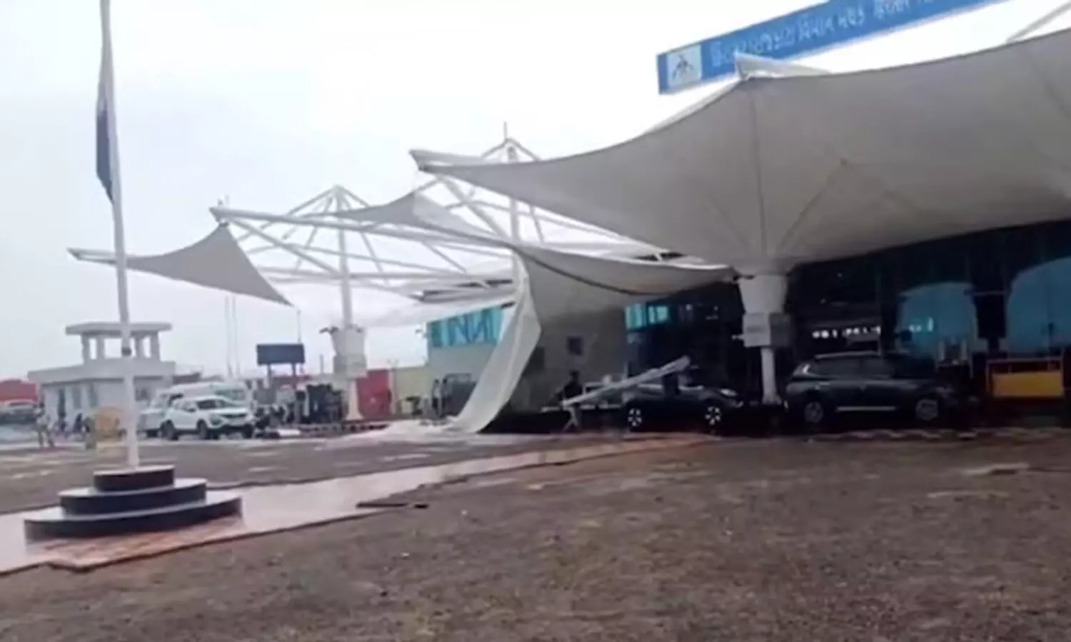 ഗുജറാത്തിലെ രാജ്കോട്ട് വിമാനത്താവളത്തിന്റെ മേൽക്കൂരയും തകർന്നു