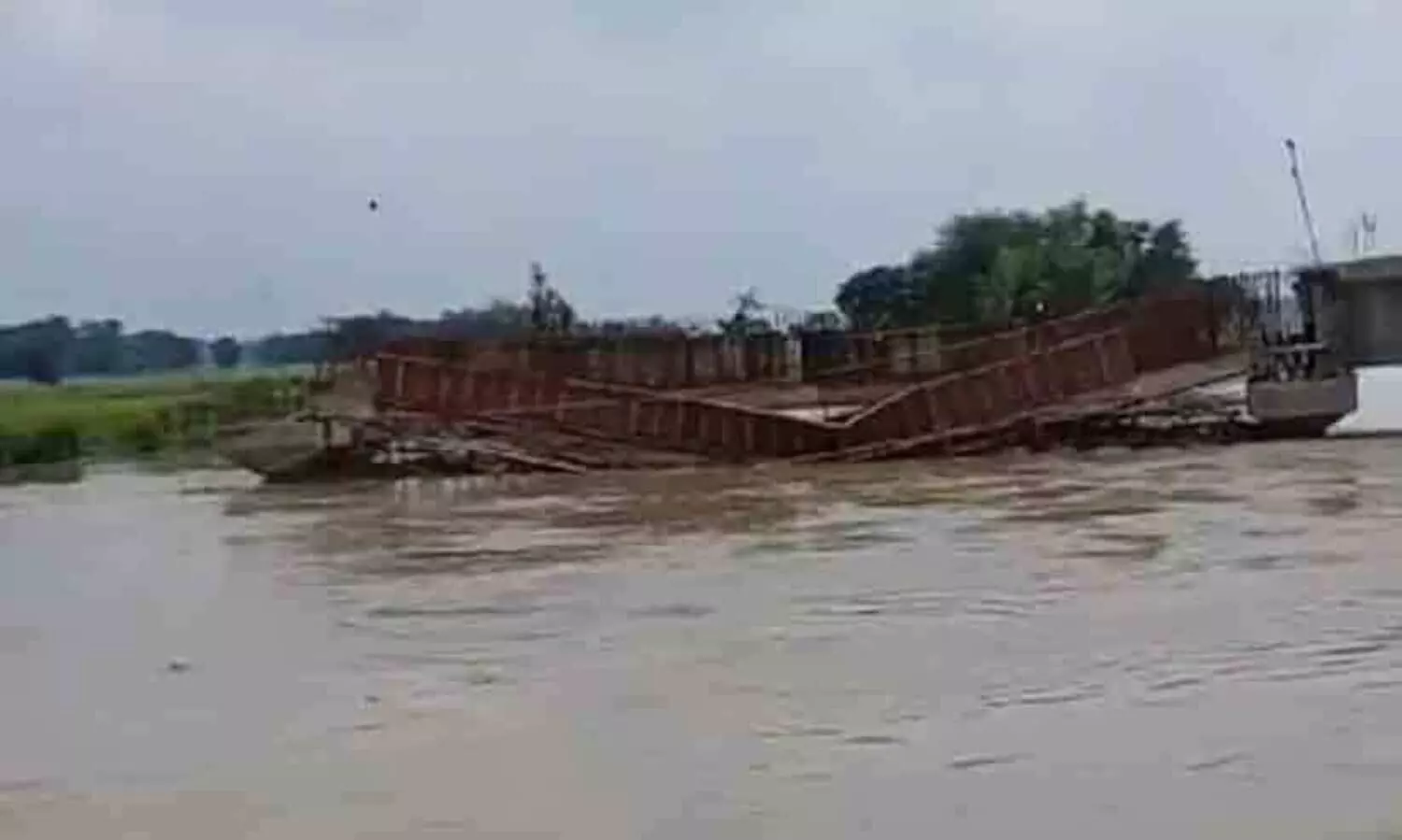ഒമ്പത് ദിവസത്തിനിടെ തകർന്നത് അഞ്ച് പാലങ്ങൾ; നിതീഷ് കുമാറിനെ പരിഹസിച്ച് തേജസ്വി യാദവ്