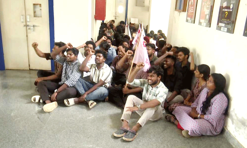 പാലക്കാട്​ മെഡിക്കൽ കോളജിൽ വിദ്യാർഥികളുടെ പ്രതിഷേധം