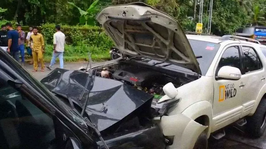 ഇ-ബുൾജെറ്റ് വ്ലോഗർമാർ സഞ്ചരിച്ച വാഹനം കാറുമായി കൂട്ടിയിടിച്ച് മൂന്ന് പേർക്ക് പരിക്ക്