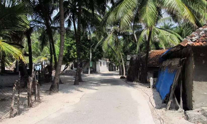 ലക്ഷദ്വീപ് ഭരണകൂടത്തിന്‍റെ നീക്കത്തിന് തിരിച്ചടി; പണ്ടാരഭൂമി ഏറ്റെടുക്കൽ നിർത്തിവെക്കണമെന്ന ഇടക്കാല ഉത്തരവ് നീട്ടി