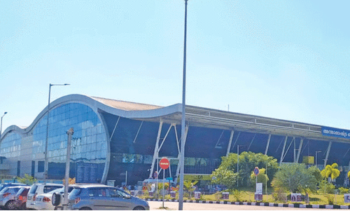 പ്ര​വാ​സി​ക​ളെ പി​ഴി​ഞ്ഞി​ട്ടും മ​തി​യാ​കു​ന്നി​ല്ല, യൂ​സ​ർ ഫീ ​വ​ർ​ധ​ന​യി​ൽ ശ​ക്ത​മാ​യ പ്ര​തി​ഷേ​ധം