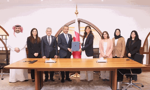Bahrain Exhibition and Tourism Authority Chief Executive Tiv Sarah Ahmed Bouhijji and Bahrain  Airport Company CEO Muhammad Yusuf Al Binfalah When the contract is signed