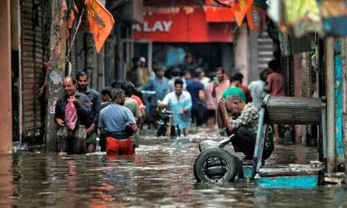 ഡൽഹിയിലെ പേമാരിയിൽ അഞ്ച് മരണം; വൈദ്യുതിയും ശുദ്ധജലവുമില്ലാതെ വലഞ്ഞ് ജനം