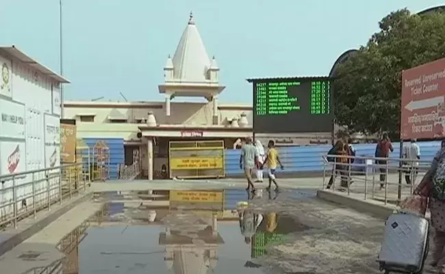 ഒറ്റമഴയിൽ തന്നെ രാമക്ഷേത്രത്തിലേക്കുള്ള റോഡിൽ നിറയെ കുഴികൾ