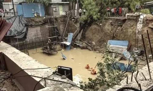 വസന്ത് വിഹാറിൽ മതിൽ തകർന്ന് മൂന്നു പേർ മരിച്ചു; മഴക്കെടുതിയിൽ മരിച്ചവരുടെ എണ്ണം എട്ട് ആയി