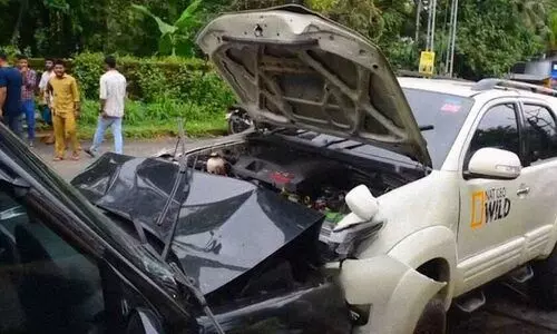 ഇ-ബുൾജെറ്റ് വ്ലോഗർമാർ സഞ്ചരിച്ച വാഹനം കാറുമായി കൂട്ടിയിടിച്ച് മൂന്ന് പേർക്ക് പരിക്ക്