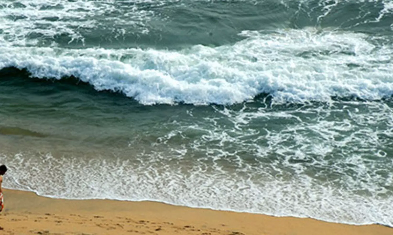 വർക്കല കാപ്പിലെ ബീച്ചിൽ തിരയിൽപ്പെട്ട് ഒരു കുടുംബത്തിലെ രണ്ടു പേർ മരിച്ചു