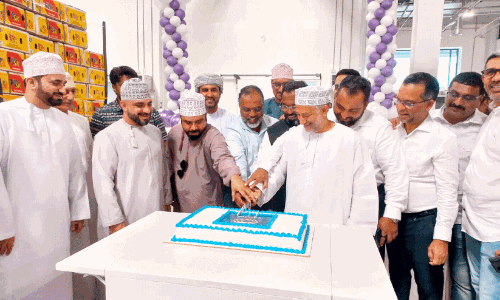Khazaen market cake cutting