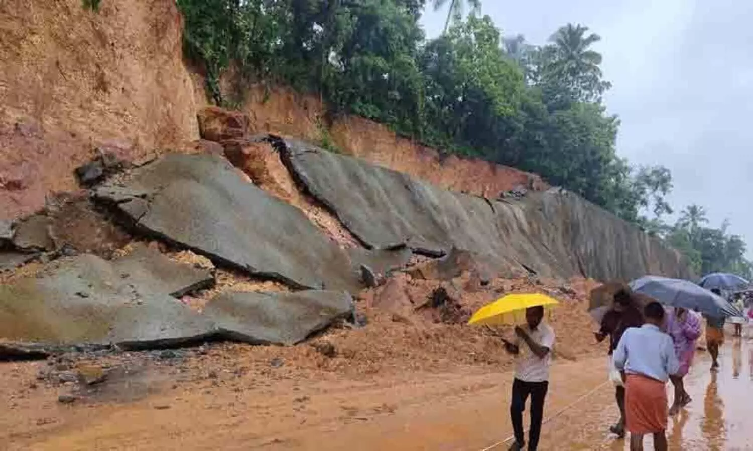 മുക്കാളിയിൽ മണ്ണിടിച്ചിൽ; അപകടം ഒഴിവായത് തലനാരിഴക്ക്, ഗതാഗതം വഴിതിരിച്ചുവിട്ടു