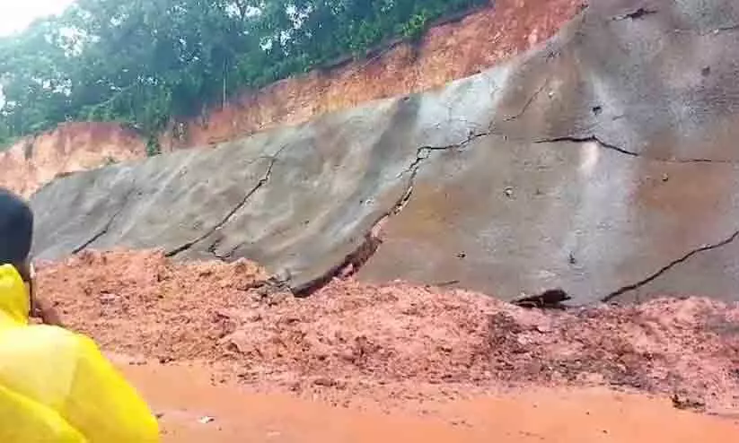 The guard wall collapsed on the Mukali National Highway The guard wall collapsed on the Mukali National Highway